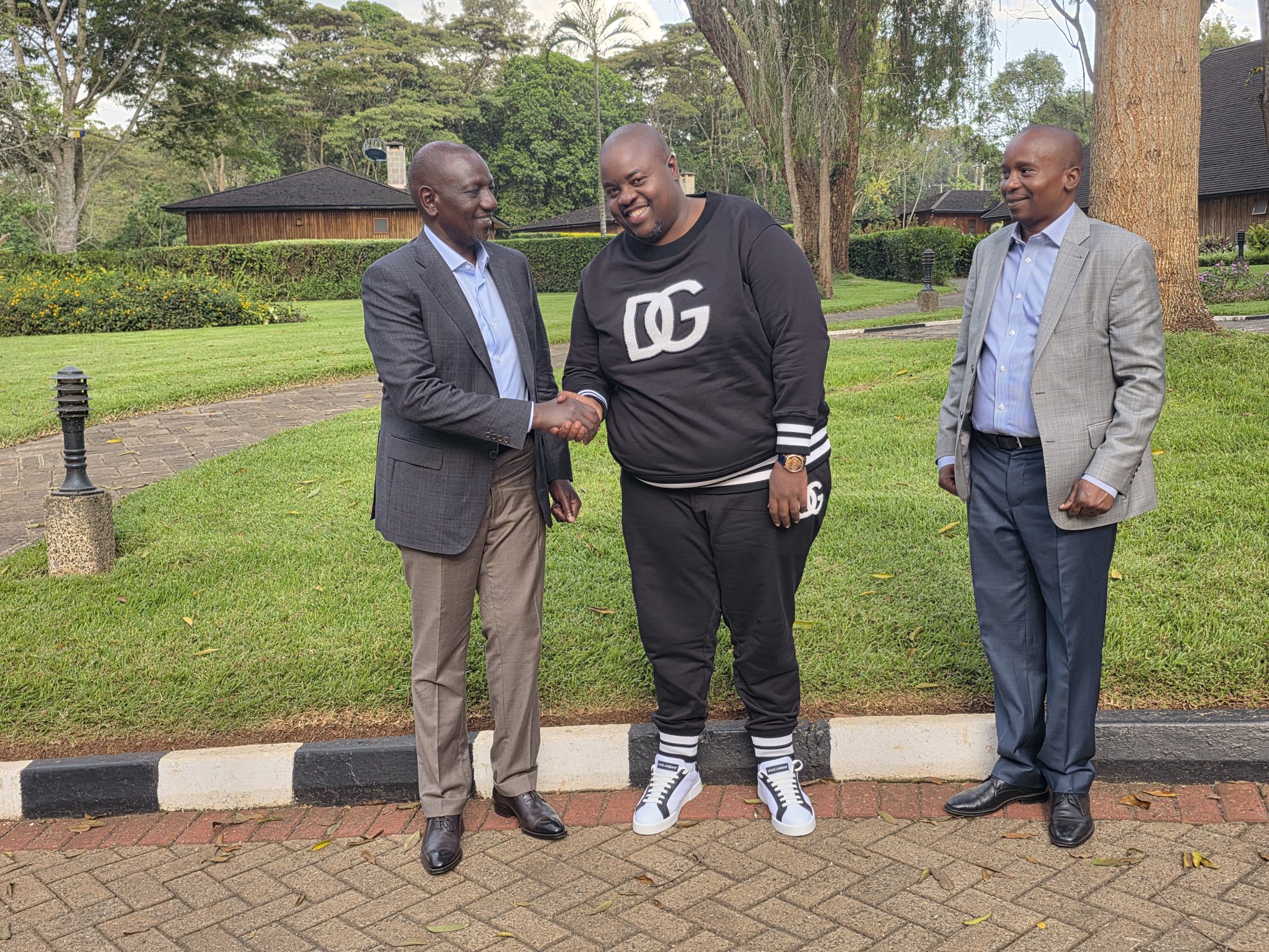 Wicknell Chivayo, Chief Executive Officer of Intratrek Zimbabwe with President William Ruto and Deputy President Kithure Kindiki during a visit to Kenya. PHOTO/Courtesy
