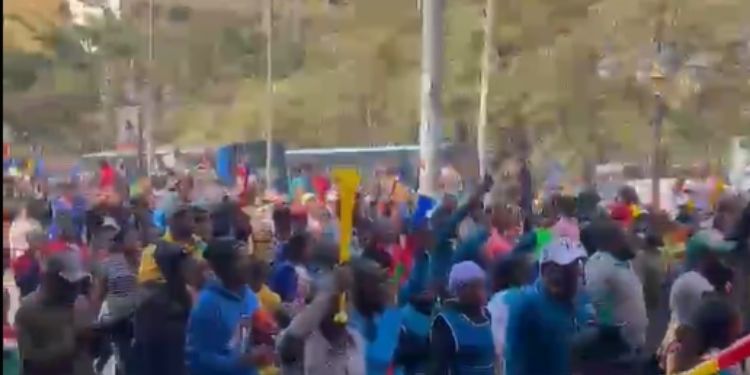 Traders march through Nairobi CBD on Friday as they protest KRA’s new KSh3.2 million cargo benchmark.