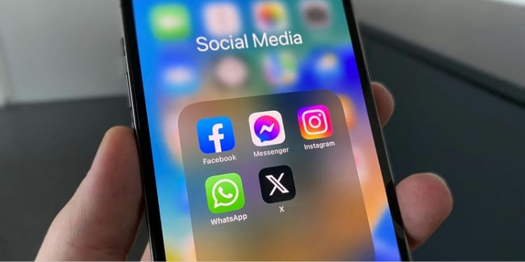 A person holding a phone displaying social media logosPHOTO/BD