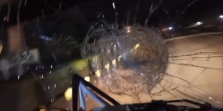 “A broken window of the driver’s vehicle after he said it was smashed along the Kisumu-Busia Road near Maseno.PHOTO/SCREENGRAB