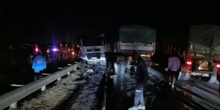 Vehicles stuck in traffic along the Nairobi-Mombasa Highway following a Thursday night accident at Kapiti Plains. PHOTO/ Kenyans.co.ke