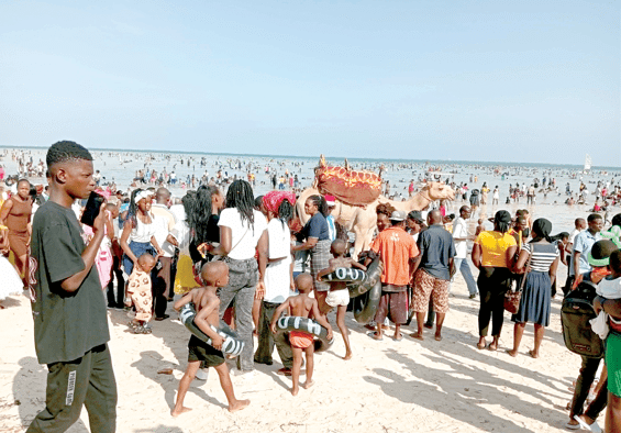 Kenyans Throng The Pirates Beach in Mombasa For Christmas Celebrations. PHOTO/Reuben Mwambingu
