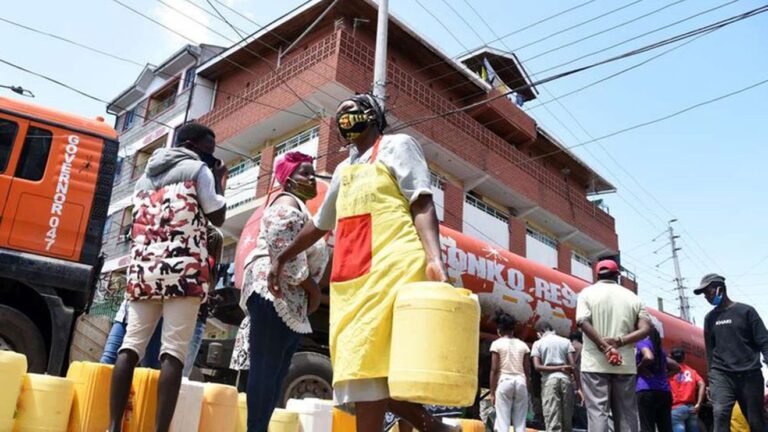 Nairobi Umoja 2 residents fetching water. PHOTO/Pixels