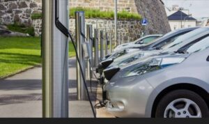 The image shows EVs parked at a public charging station PHOTO/BD/X