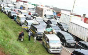 KeNHA announces traffic jam along Nairobi-Nakuru road.