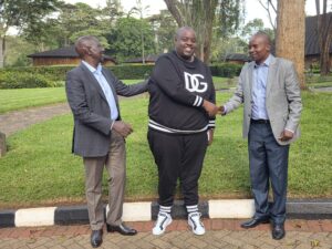 Wicknell Chivayo, Chief Executive Officer of Intratrek Zimbabwe with President William Ruto and Deputy President Kithure Kindiki during a visit to Kenya. PHOTO/Courtesy