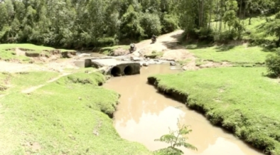 Collapsed Sigowet River Bridge in Narok West after heavy rains washed it away, cutting off the Ngiito–Olereut route and disrupting transport, livelihoods, and school access.