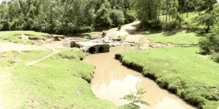 Collapsed Sigowet River Bridge in Narok West after heavy rains washed it away, cutting off the Ngiito–Olereut route and disrupting transport, livelihoods, and school access.