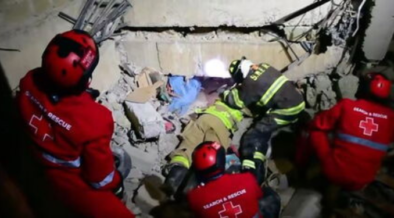 Kenya Red Cross Society with the fore department during a rescue operation on a collapsed building in Tom Mboya Estate in Kisumu. PHOTO/ File