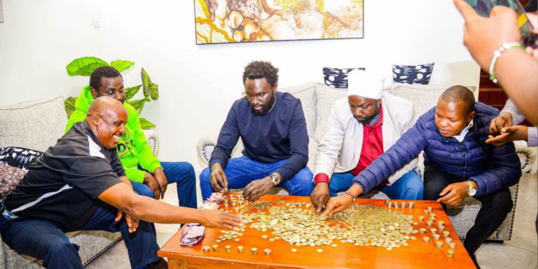 Ol Kalou residents join Nyandarua Senator John Methu as they count Ksh 10 contributions collected to buy a suit for MP aspirant Sammy Ngotho, turning an insult into a show of unity ahead of the by-election. PHOTO/ Citizen Digital