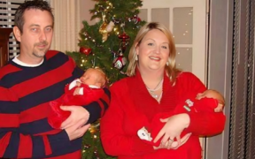 A photo of Julia Grovenburg and he husbdan holding their two babies. Photo Julia Grovenburg/ IG