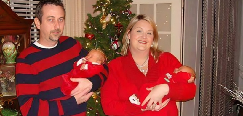 A photo of Julia Grovenburg and he husbdan holding their two babies. Photo Julia Grovenburg/ IG