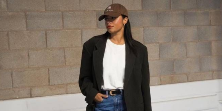 A model showcasing a simple outfitPHOTO/Fashion
