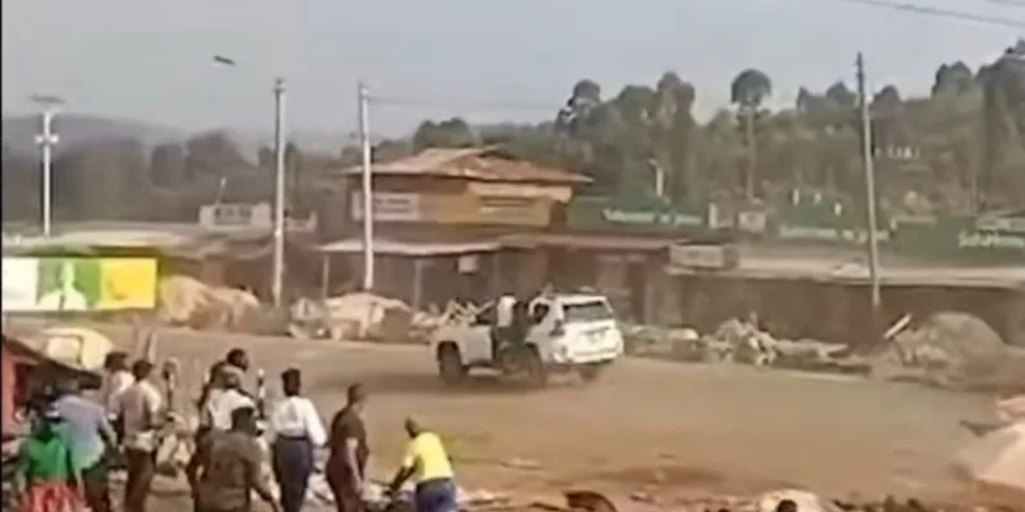 Alleged goons and traders stoning the Linda Mwananchi convoy at Keumbu Market in Kisii County. PHOTO/ Screengrab.
