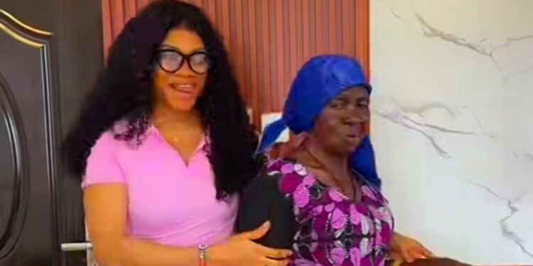 A lady and her grandmother exchanging clothesPTHOTO/FB